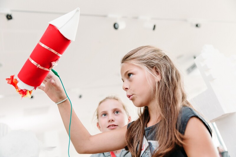 E! Zwei Mädchen lassen in Düsseldorf eine selbstgebaute Tüftelrakete starten. Foto: Coding For Tomorrow