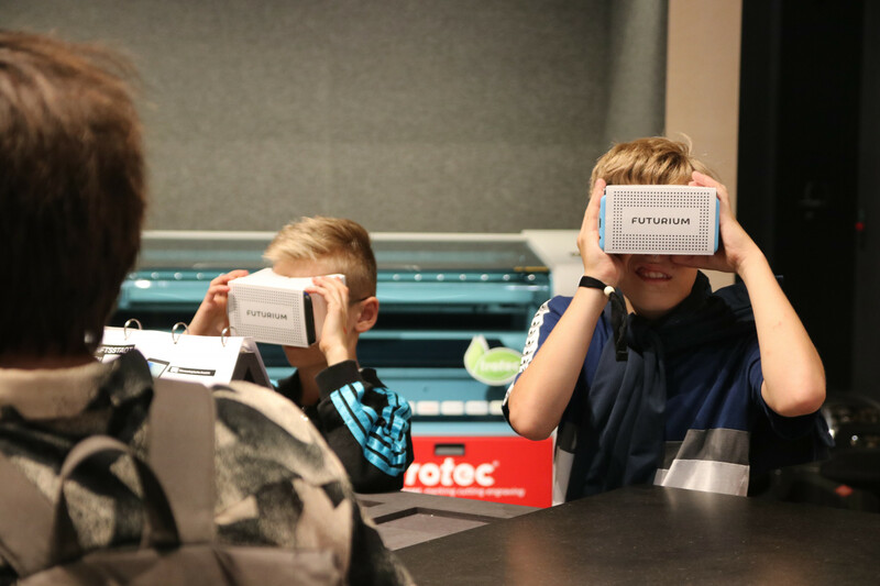 Jungs mit Virtual Reality Brillen