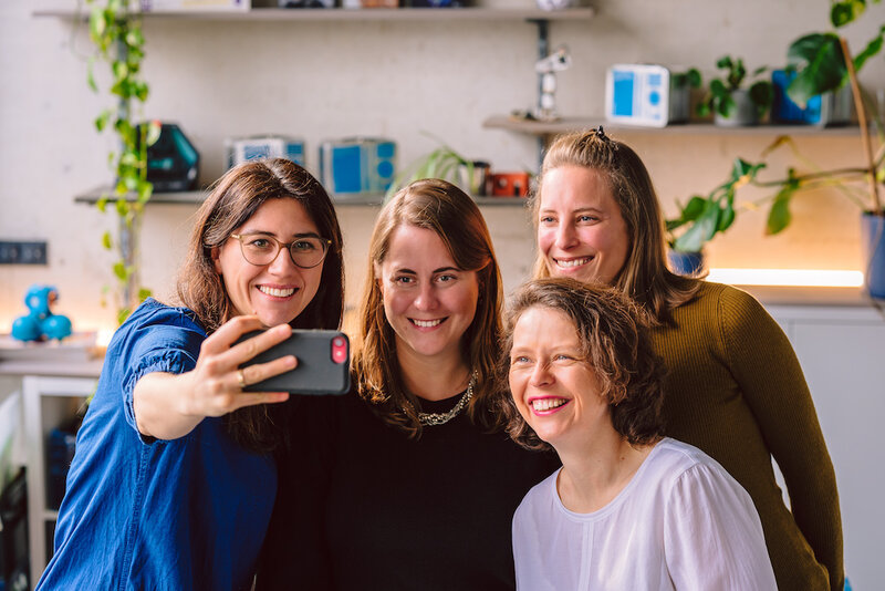 Franziska Schmid macht ein Selfie von sich, Julia Kleeberger, Sabrina Konzok und Claudia Tillmann.