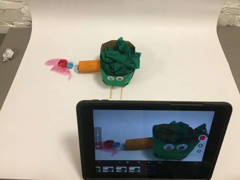 Tablet fotografiert einen gebastelten Roboter