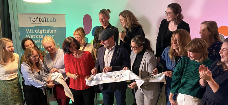 Band wird zerschnitten bei der TüftelLab Eröffnung