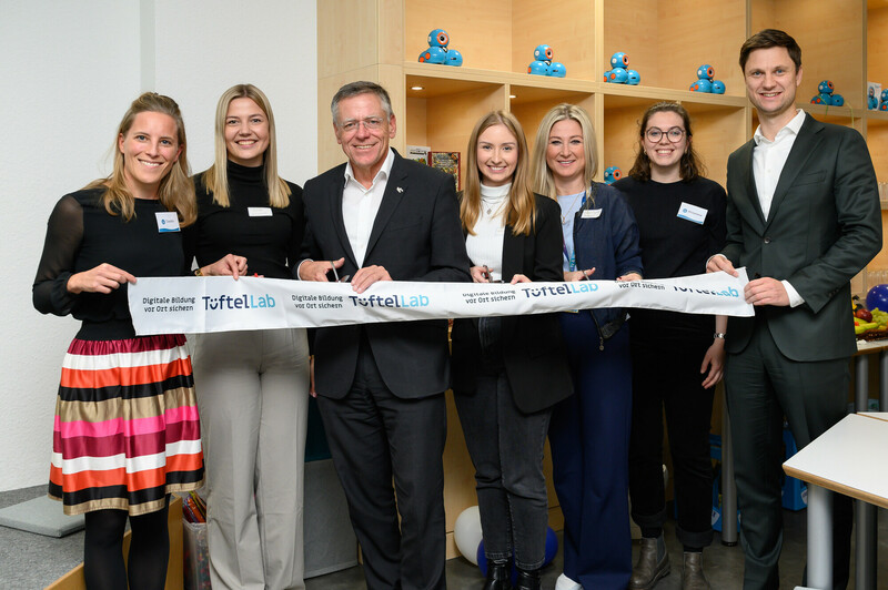 Band wird zerschnitten zur Eröffnung TüftelLab Rhein-Kreis Neuss