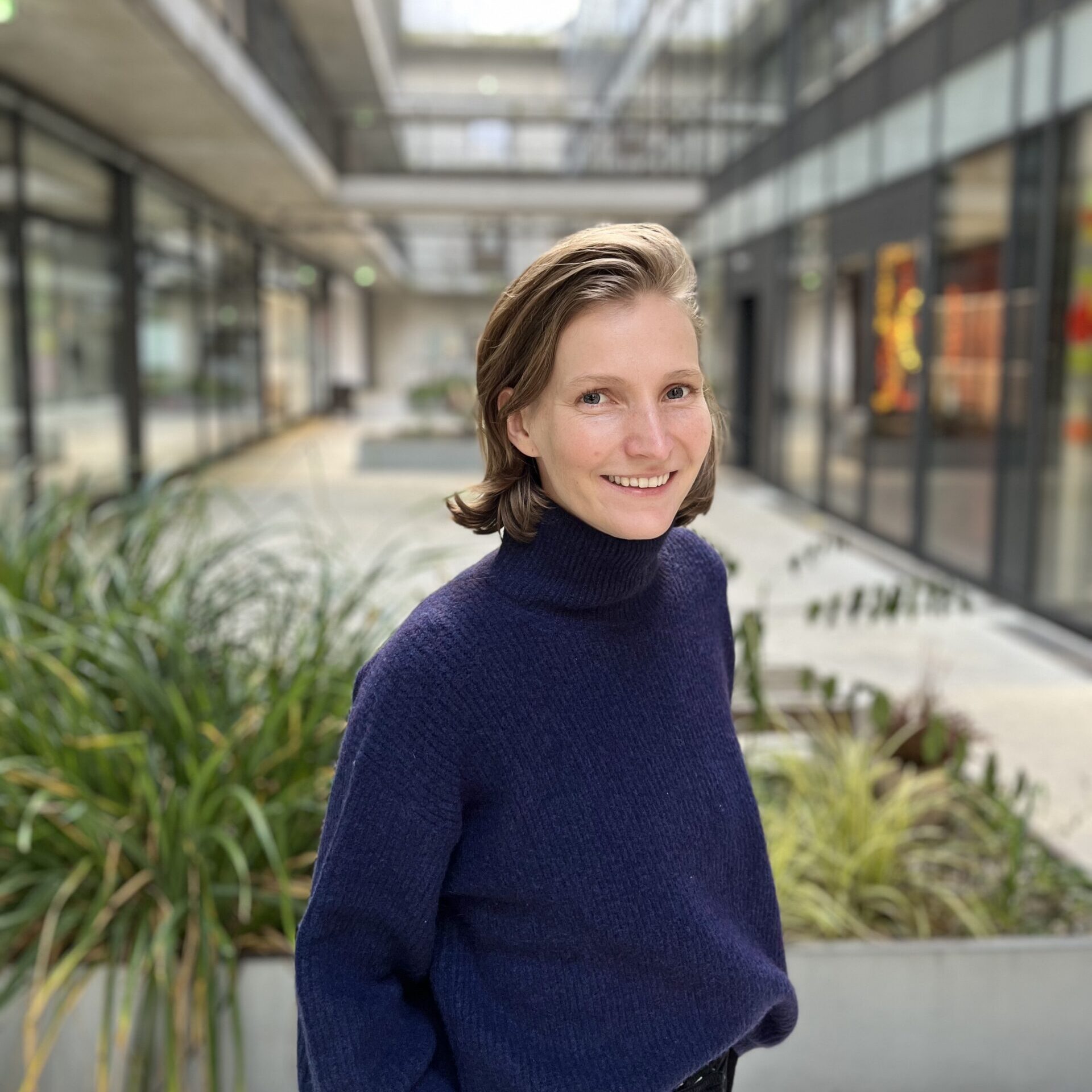 Mitarbeitenden Portrait vor Pflanzenbeet